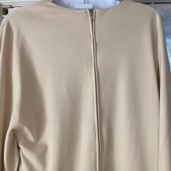 Elegant Beige and Cream Women's Top with open bell sleeves and a zipper back L - Picture 4 of 5
